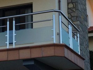 Glass balcony railing 