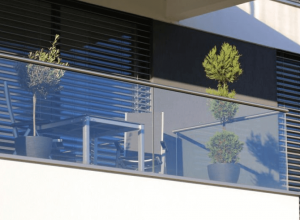 low-maintenance aluminum glass railing system