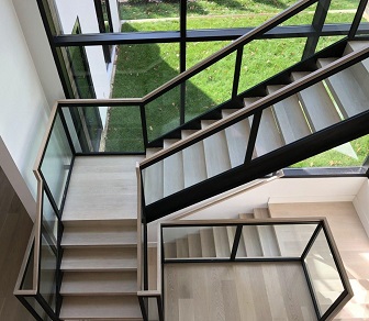 Analysis and comparison on Glass Railings vs. Metal Railings: Pros and Cons